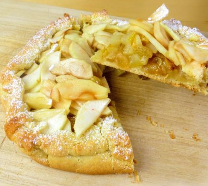 Sand Pie with Apples, Pears and Raisins