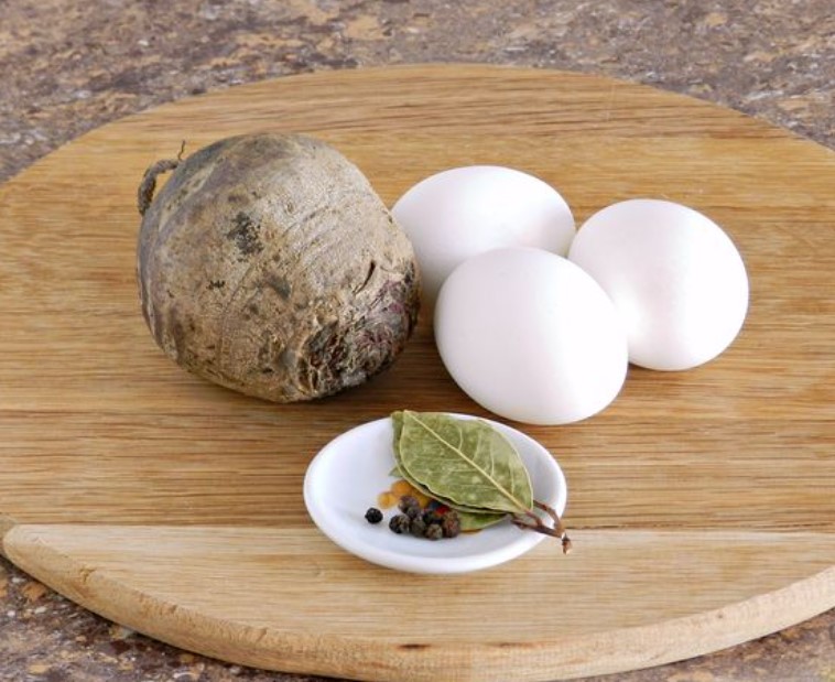 Piglet-Shaped Boiled Eggs step 1