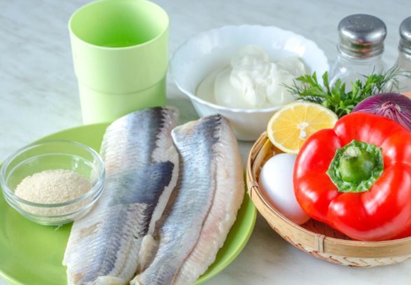 Herring Appetizer with Sour Cream, Sweet Pepper, Pickled Cucumber and Carrots step 1