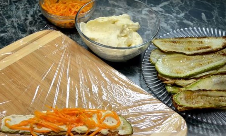 Zucchini Rolls with Egg “cream” and Korean Carrots step 8
