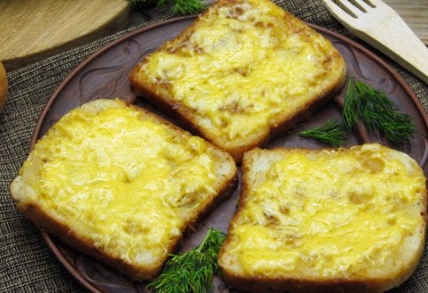 Onion Croutons with Cheese