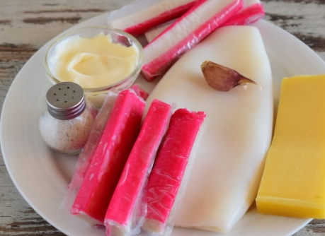 Squid Stuffed with Crab Sticks step 1