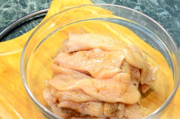 Chicken Rolls with Cheese and Bell Pepper step 4