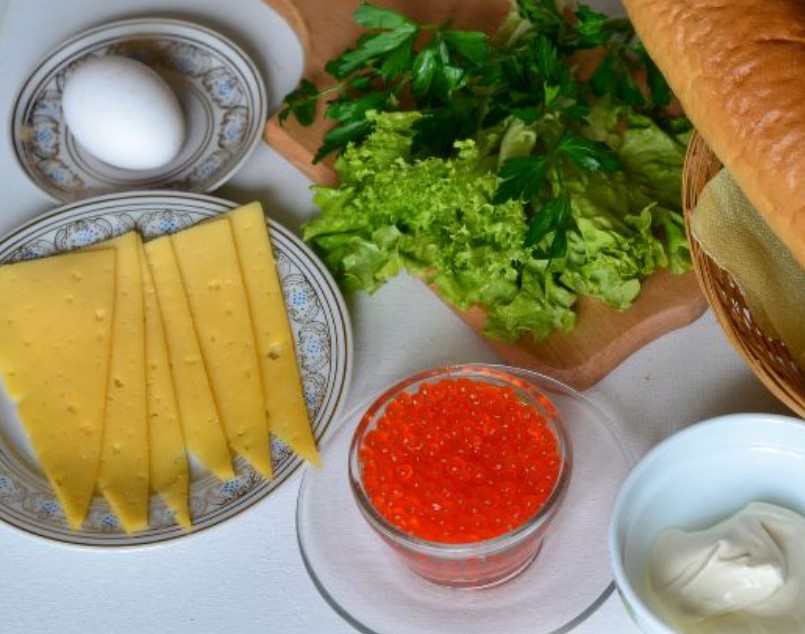 Canapes with Red Caviar and Cheese Salad step 1