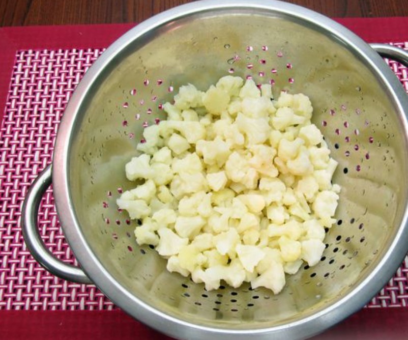 Salad with Cauliflower, Crab Sticks, Carrots and Peas step 6
