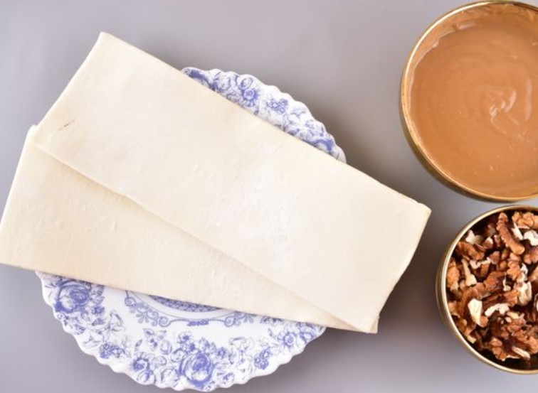 Puffs with Boiled Condensed Milk and Walnuts step 1