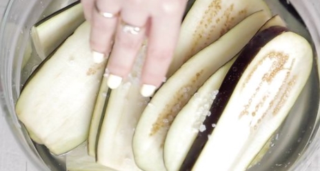 Eggplant Rolls with Cottage Cheese and Tomatoes step 1