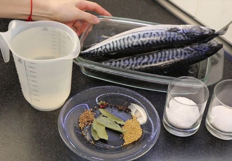 Lightly Salted Spicy Salted Mackerel step 1
