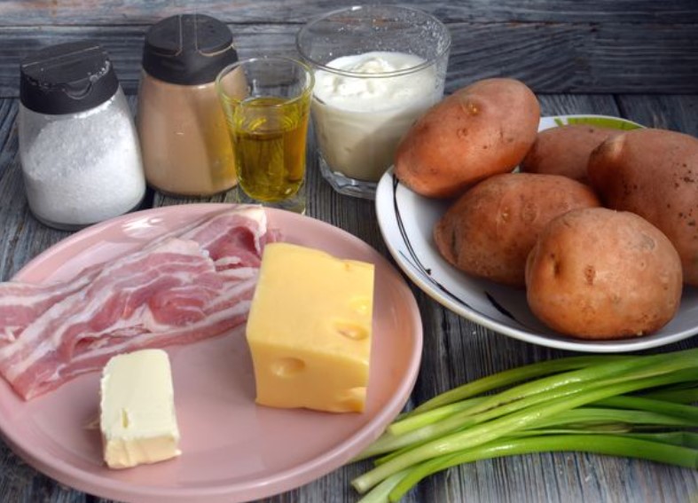 Potatoes Stuffed with Cheese, Sour Cream and Bacon step 1