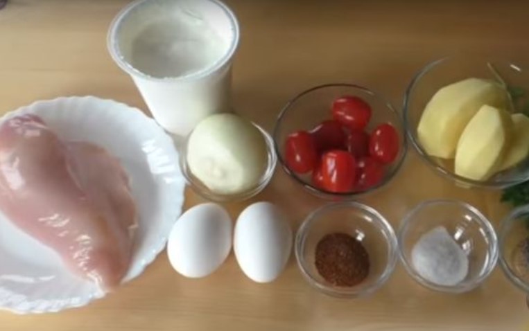 Chicken Fillet with Potatoes and Tomatoes in Egg-Sour Cream Filling step 1