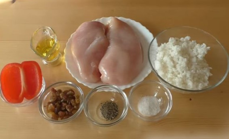 Chicken Candy Rolls with Rice, Raisins and Bell Peppers (in the Oven) step 1