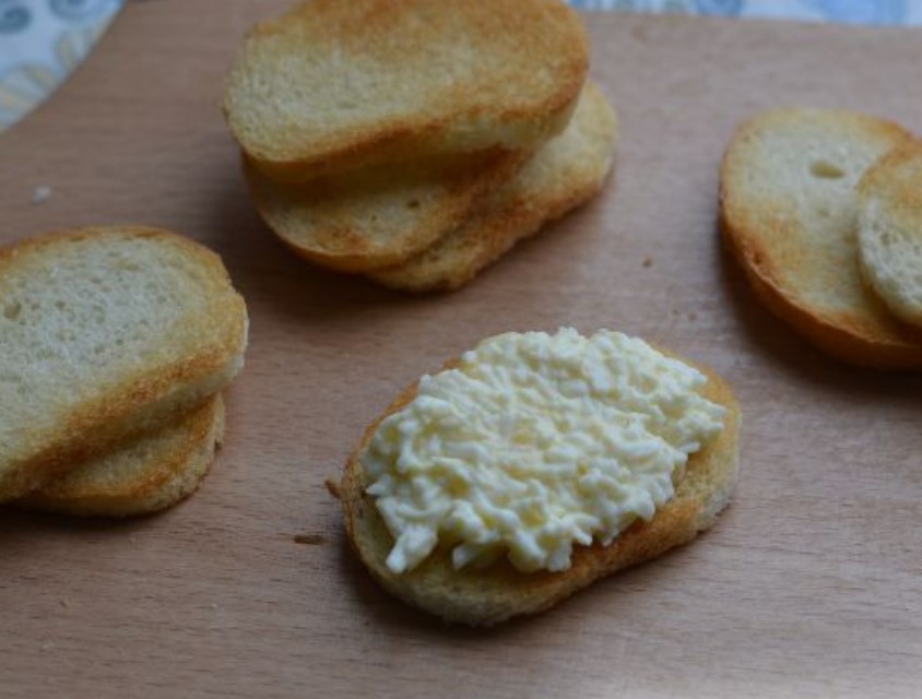 Canapes with Red Caviar and Cheese Salad step 10