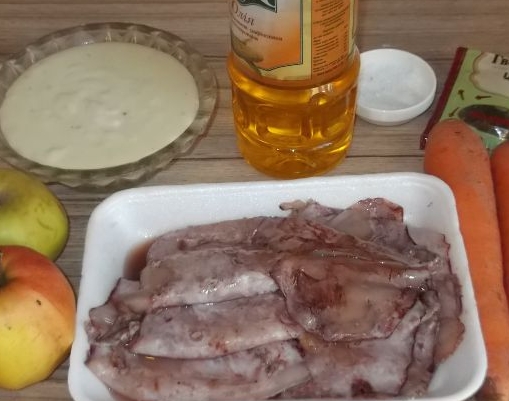 Squid Stuffed with Carrots and Apples in Sour Cream Sauce step 1