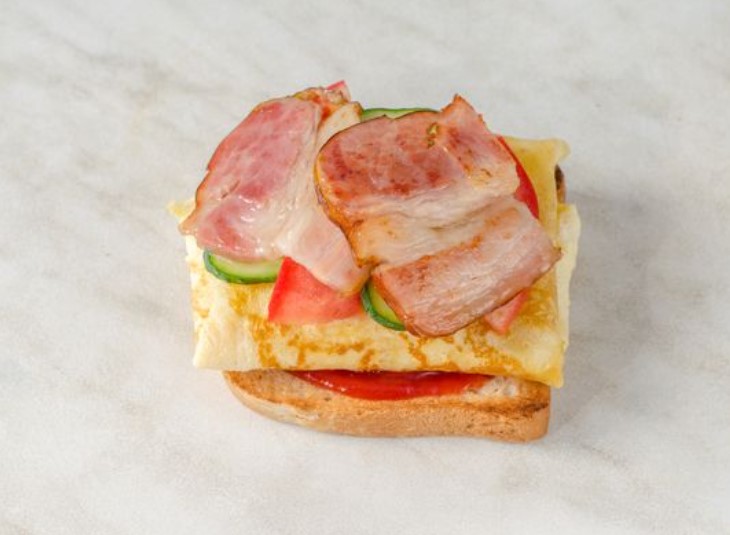 Sandwich with Omelette, Vegetables and Smoked Brisket step 13