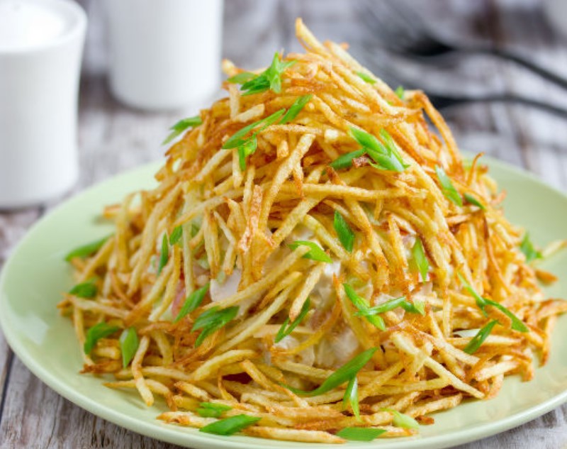 "Anthill" Salad with Chicken and Potato Strips