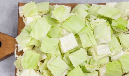 Pickled Cabbage “Pelustka” with Beets and Garlic step 1