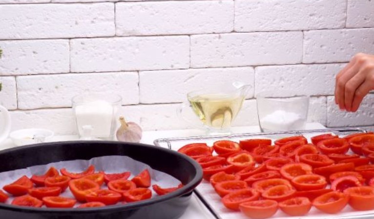 Sun-Dried Tomatoes in the Oven step 1