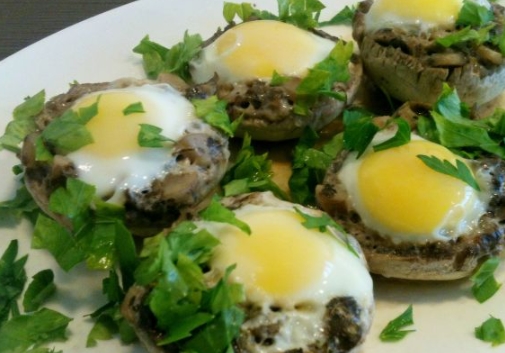 Champignons with Quail Eggs (in the Microwave)