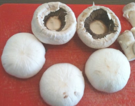 Champignons with Quail Eggs (in the Microwave) step 1