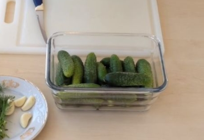 Salted Cucumbers on Mineral Water step 1