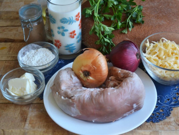 Julienne with Pork, in Bread step 1