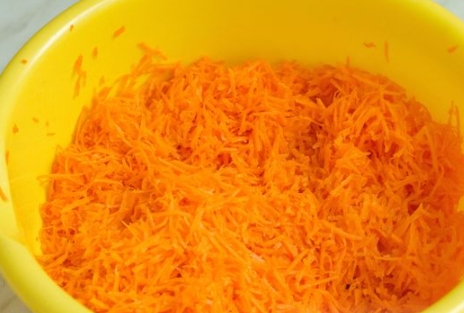 Carrot Snack Roll with Cream Cheese and Herbs step 2