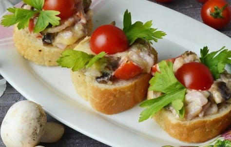 Hot Sandwiches with Ham, Mushrooms and Cheese