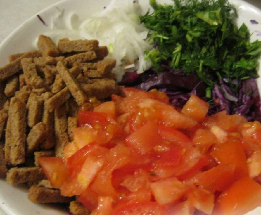 Open a pack of croutons (you can make it yourself from 2 slices of rye bread). Put all the ingredients in a salad bowl