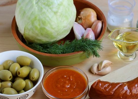 Cabbage Solyanka with Smoked Sausage and Olives step 1