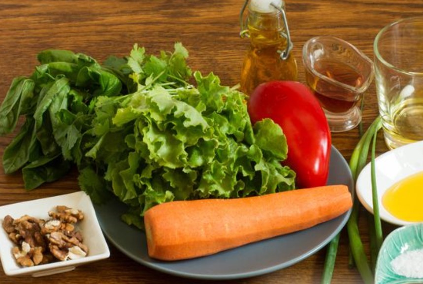 Carrot Salad with Bell Pepper and Nuts step 1