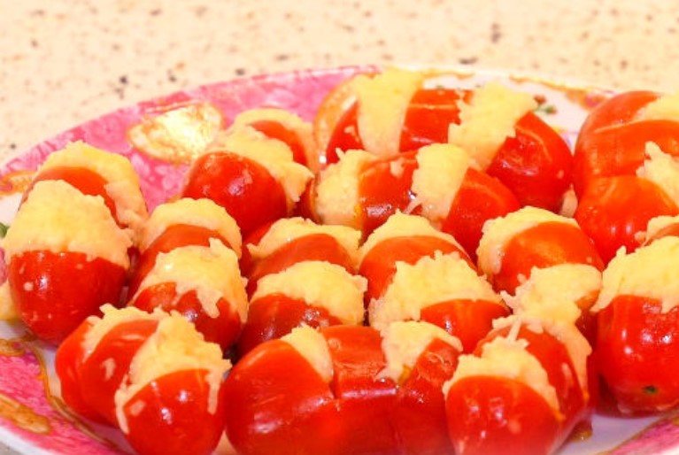 Minke Tomatoes (Appetizer with Cheese and Garlic)