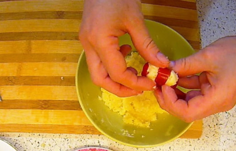 Minke Tomatoes (Appetizer with Cheese and Garlic) step 4