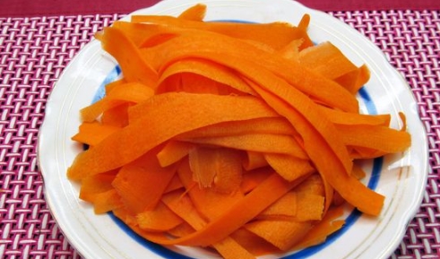 Spicy Carrot Appetizer with Mustard, Soy Sauce and Herbs step 2