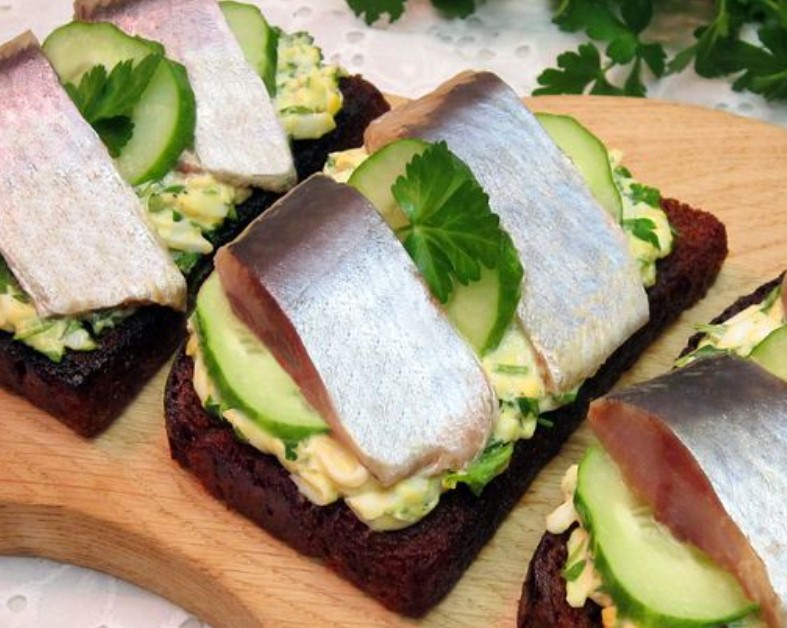 Garlic Croutons with Herring, Cucumber and Eggs