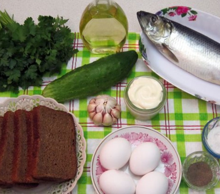 Garlic Croutons with Herring, Cucumber and Eggs step 1
