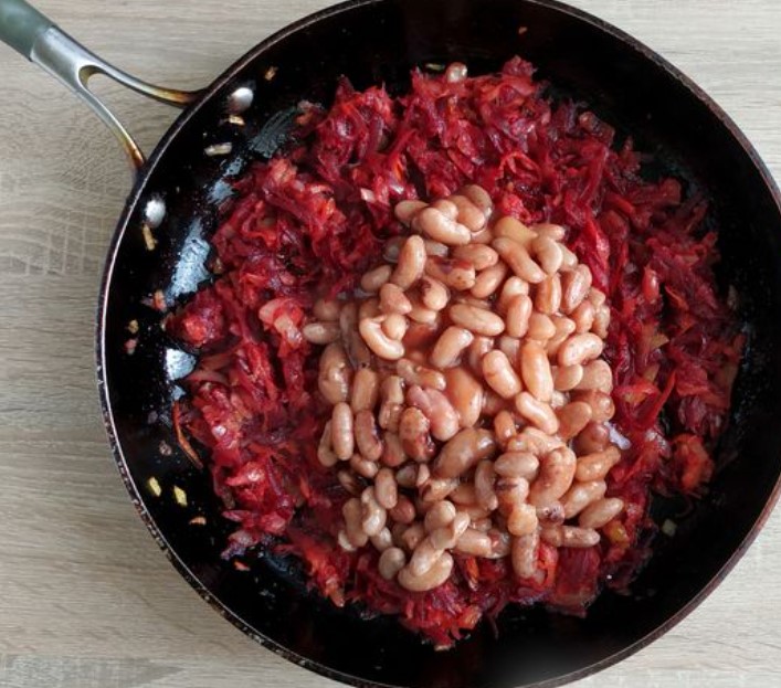Beetroot with Beef, Cabbage and Canned Beans step 16