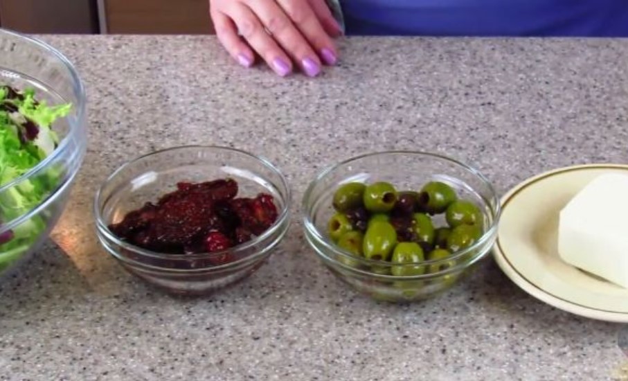 Sun-Dried Tomato Salad step 1