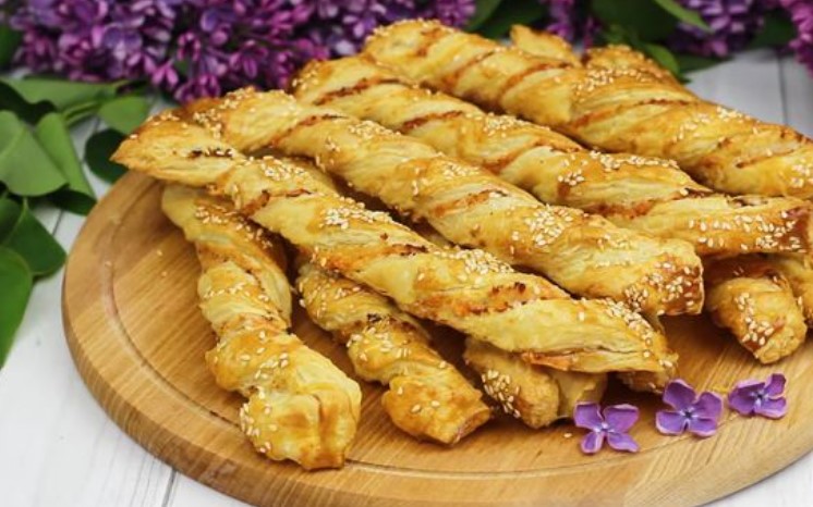 Puff Spiral Sticks with Ham and Cheese