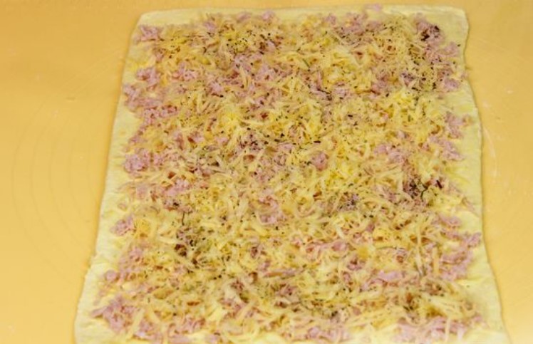 Puff Spiral Sticks with Ham and Cheese step 4