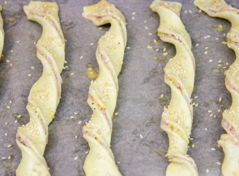 Puff Spiral Sticks with Ham and Cheese step 11