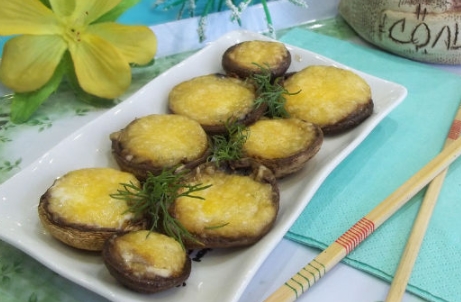 Champignons Stuffed with Nuts and Cheese