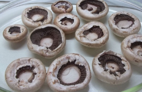 Champignons Stuffed with Nuts and Cheese step 1