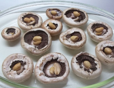 Champignons Stuffed with Nuts and Cheese step 2