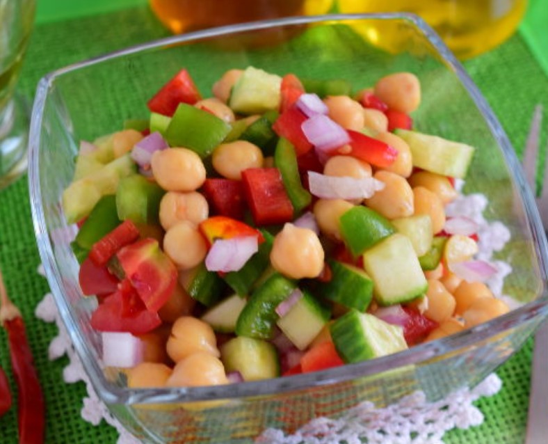 Mediterranean Salad with Chickpeas