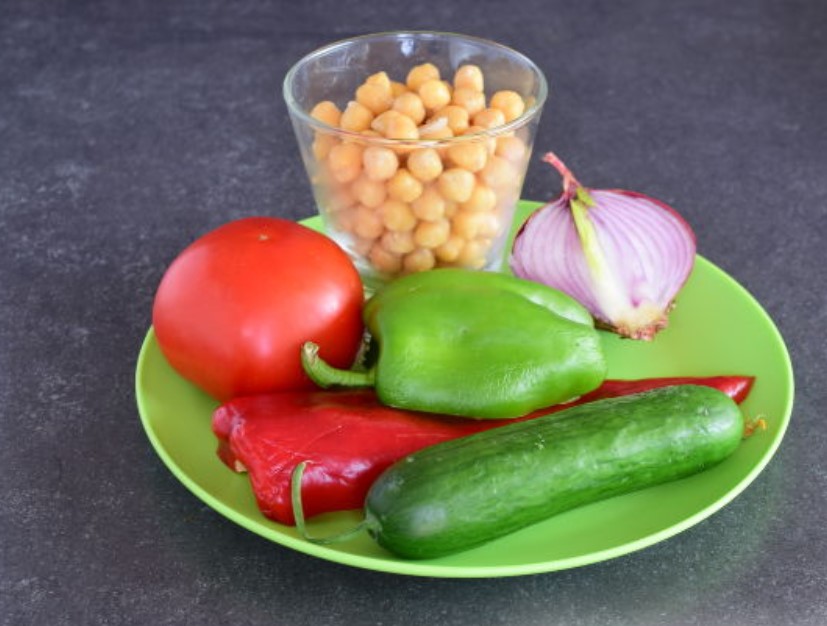 Mediterranean Salad with Chickpeas step 1
