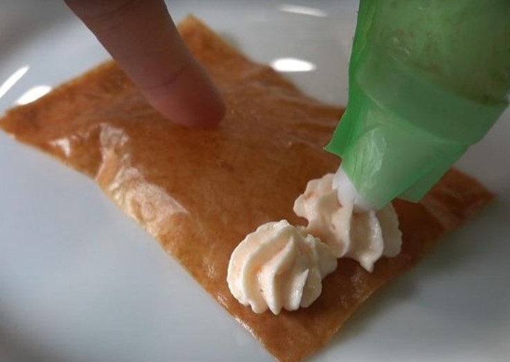 Filo Dough Appetizer with Salmon and Cream Cheese Cream step 4
