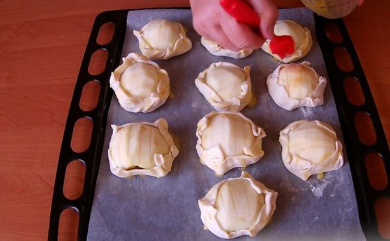 Open Puffs with Apples step 6