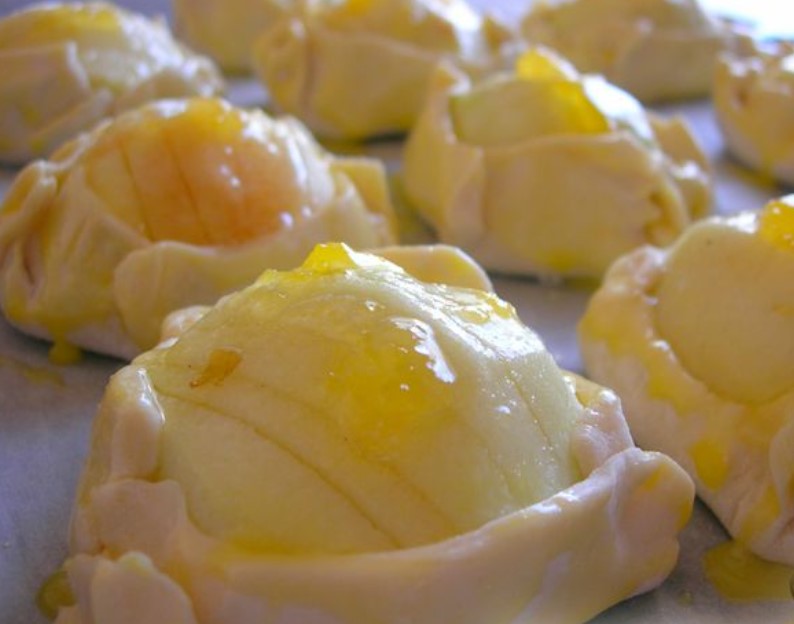 Open Puffs with Apples