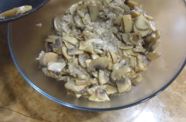 Meat Snack Cake with Mushrooms and Pickled Cucumbers step 8