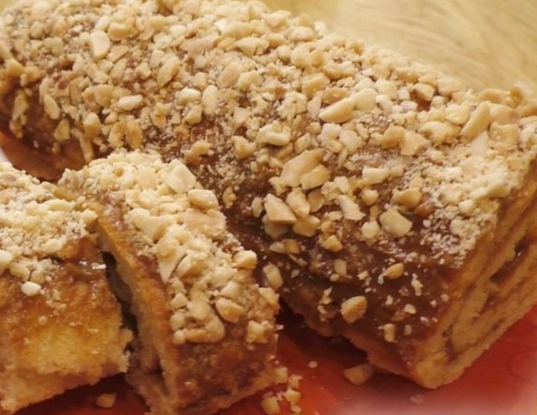 Quick Biscuit Roll with Boiled Condensed Milk and Nuts